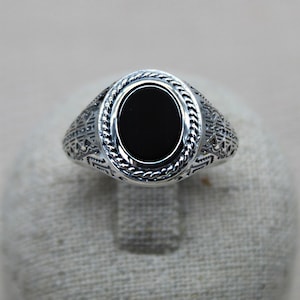 925er Silberring, schwarzer Achat, Onyx, Siegelring für Damen oder Herren, fein gravierter handgefertigter Schmuck.