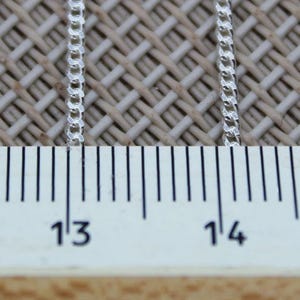 Chaîne argent maille gourmette pour porter avec le pendentif, vue en gros plan sur les maillons