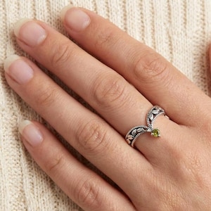 Anello agosto, anello peridoto, anello argento 925, anello scolpito, anello testurizzato, anello traforato, anello impilabile