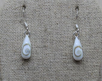Oorbellen met het oog van Sint Lucia – Massief 925 zilver – Natuurlijk wit parelmoer