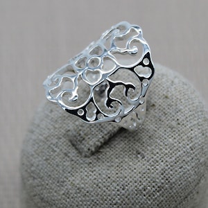 Anneau Large Bague Filigrane Ajourée sur main femme, Bijou moderne.