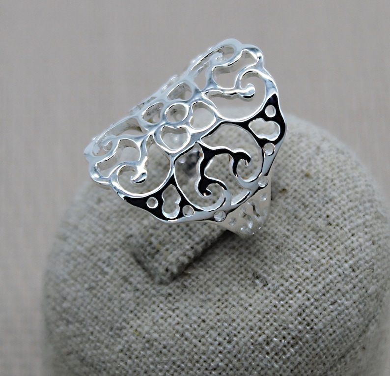 Anneau Large Bague Filigrane Ajourée sur main femme, Bijou moderne.