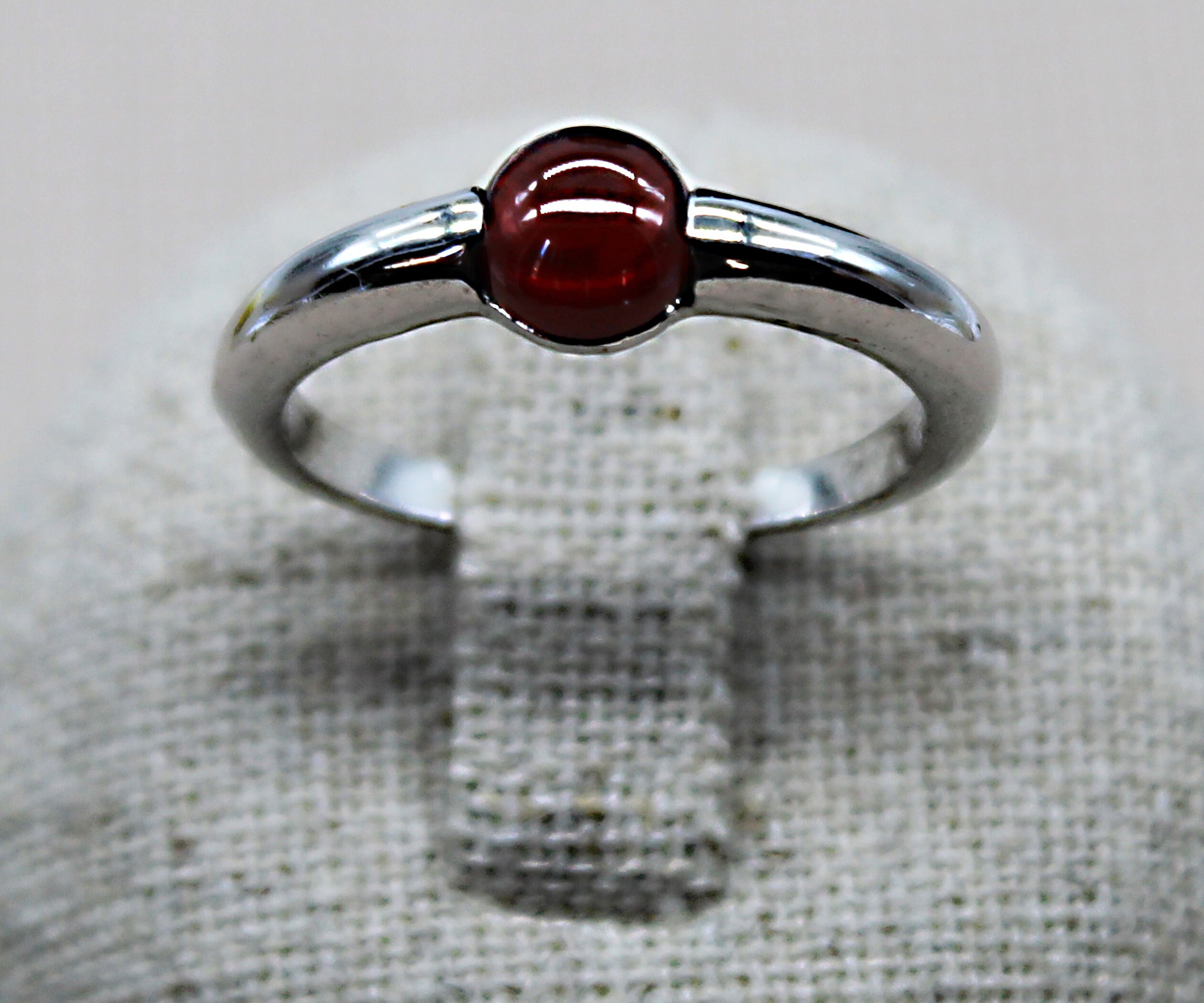 Bague En Argent Massif Avec Grenat Cabochon - Taille 53, Contours Ajourés, Bijou Occasion