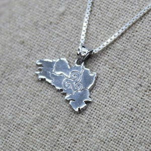 Carte de Bretagne, Collier Chaîne Argent, Pendentif Minimaliste, Souvenirs de Vacances, Bijoux Classiques, Cadeau Femme, Cadeau Homme