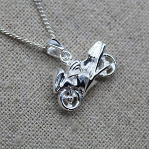 Colgante de moto en plata 925 – Collar motero para hombre o mujer – Regalo motero original · con o sin cadena de plata