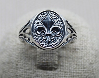Silver Fleur-de-Lis Signet Ring – 925 Sterling Silver Unisex Ring – French Symbol Ring for Men or Women – Handmade Jewelry