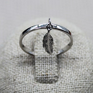 Feather Ring, Silver Ring, Dangle Ring, Charm Ring, Leaf Ring, Nature Ring, Botanical Ring, Tassel Ring, Modern Jewelry, Everyday Jewelry