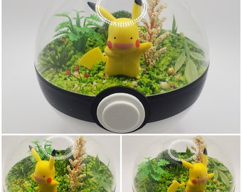 Idem Pikachu Poke'rarium 10 cm, terrarium Pokemon PokeBall, avec support