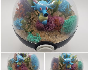 Poke'rarium Horsea 10 cm, Pokémon PokeBall Terrarium, avec support