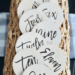 Marqueur d'étape fleur mensuelle pour bébé, cartes d'étape pour bébé de 1 à 12 mois, disques d'étape en bois mensuels, signes du mois de bébé en bois gravés