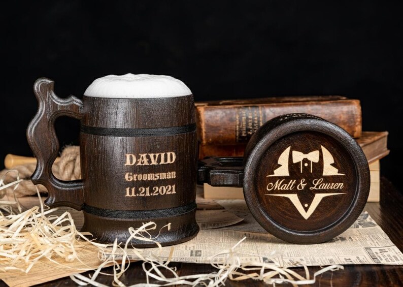 Gepersonaliseerde houten bierpul bruidsjonkers cadeau, aangepaste gegraveerde bierpul, Viking-pul stalknecht voorstel 5e houtverjaardagscadeau voor hem afbeelding 2