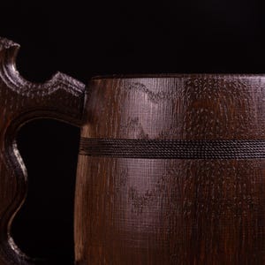 Gepersonaliseerde houten bierpul bruidsjonkers cadeau, aangepaste gegraveerde bierpul, Viking-pul stalknecht voorstel 5e houtverjaardagscadeau voor hem afbeelding 3
