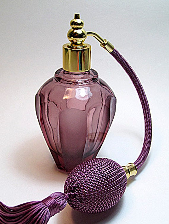 Bottiglia di profumo vintage in vetro viola con attacco spray con nappa  viola lavanda. -  Italia