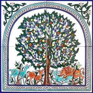 Könnte beinhalten: Ein dekoratives Fliesenset mit einem Baum mit grünen Blättern, orangefarbenen und gelben Früchten und verschiedenen Tieren. Das Design wird von einem blau-weißen Rahmen mit floralen Akzenten umgeben. Das Fliesenset ist quadratisch.