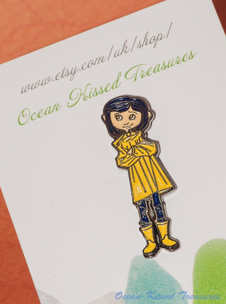 Sztuczna Bizuteria Coraline Enamel Pin Little Girl Brooch Creepy