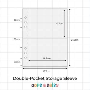 Op de afbeelding: Transparante dubbele opberghoes met afmetingen in centimeters en millimeters. De hoes is 16,7 cm breed en 21,6 cm hoog, met twee vakken. De tekst "Double-Pocket Storage Sleeve" staat onderaan, samen met het "oops a Daisy" logo.