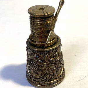 Dé à à collectionner souvenir avec statue aimantée BronZamania « Fils et aiguille »