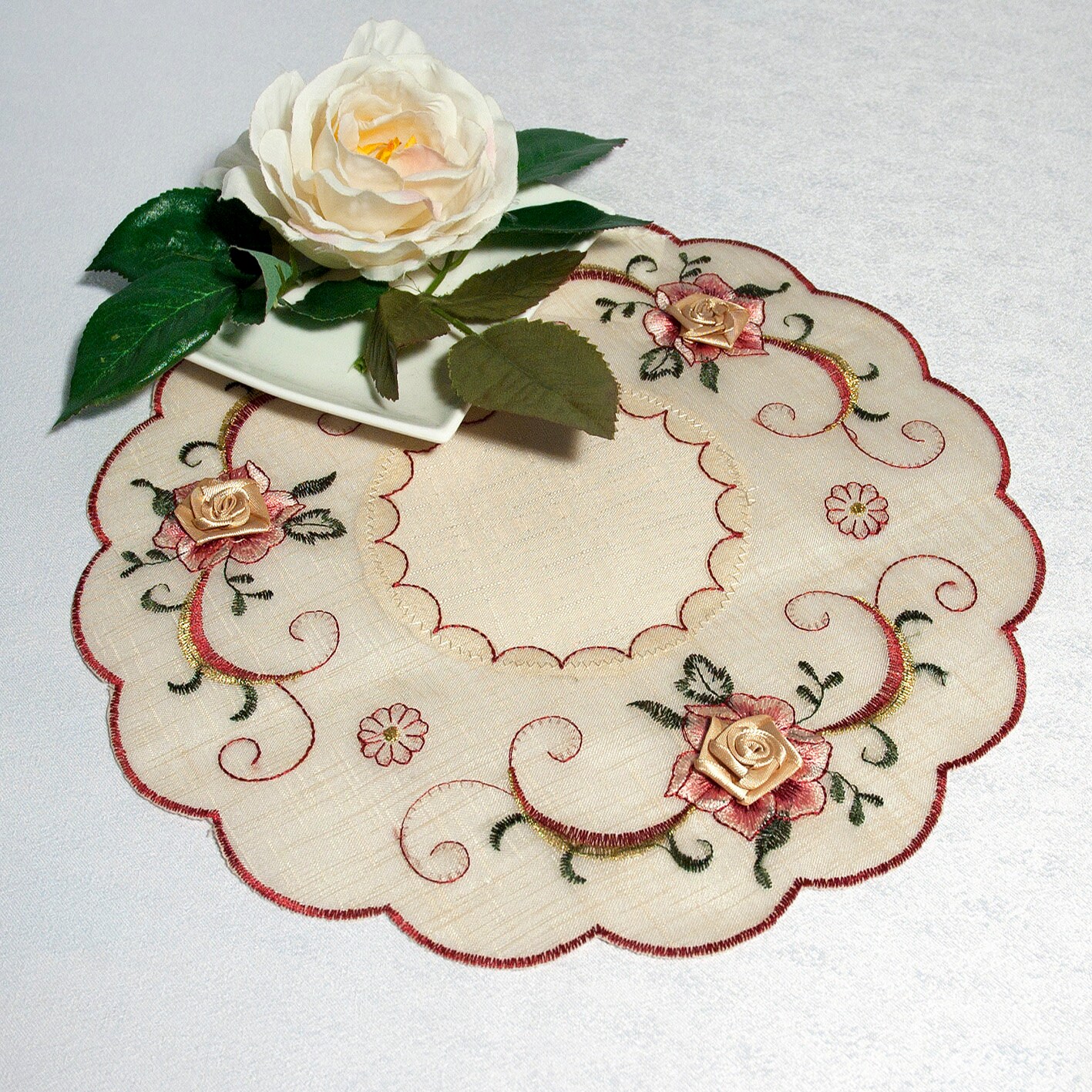 刺繍入りヴィンテージドイリーキット「花」ラウンド 15 インチ 2 枚