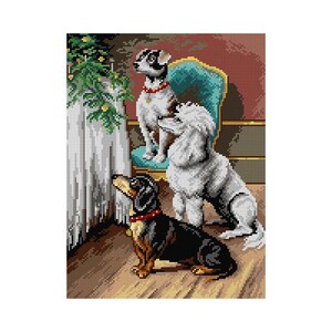 Könnte beinhalten: Drei Hunde, ein schwarz-weißer Terrier, ein weißer Pudel und ein schwarz-brauner Dackel, schauen auf einen Weihnachtsbaum, der mit grünen und goldenen Kugeln geschmückt ist. Die Hunde stehen auf einem Holzboden in einem Raum mit einer roten Wand und einem grünen Stuhl.