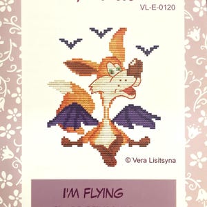 Könnte beinhalten: Kreuzstich-Set mit einem Cartoon-Fuchs mit orange-weißem Fell, lila Flügeln und dem Text "I'M FLYING". Größe: 13,9 x 14,7 cm.