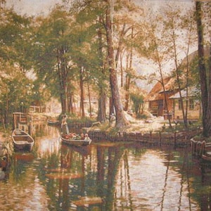 Puede incluir: Un tapiz que representa una escena pacífica de un canal que fluye a través de un bosque con una pequeña cabaña en el lado derecho de la imagen. El canal está bordeado de árboles y hay dos barcos en el agua. El cielo es azul claro y el sol brilla.