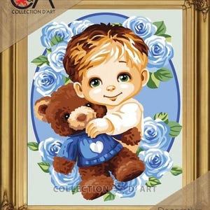 Op de afbeelding: Een ingelijste decoratieve print met een cartoonkind dat een bruine teddybeer omhelst. Het kind heeft blond en bruin haar en is omringd door blauwe rozen. De teddybeer draagt een blauwe trui met een wit hart. De lijst is goudkleurig met sierlijke details.