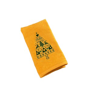 Könnte beinhalten: Ein gelbes Handtuch mit einem gestickten grünen Weihnachtsbaumdesign. Der Baum ist mit Herzen, Sternen und Rentieren verziert.