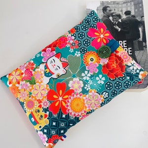 Pochette livre tissu molletonnée fermeture par un bouton, housse protection livre . Maneki Neko et fleurs