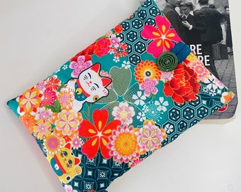 Pochette livre tissu molletonnée fermeture par un bouton, housse protection livre . Maneki Neko et fleurs