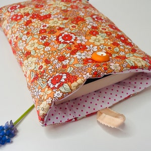 Custodia per libri in tessuto pile con chiusura a bottone, copertina protettiva per libri. Piccoli fiori d'arancio