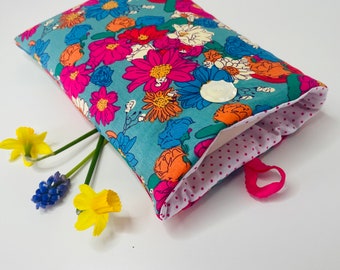 Pochette livre tissu molletonnée fermeture par un bouton, housse protection livre .  Bouquet de fleurs