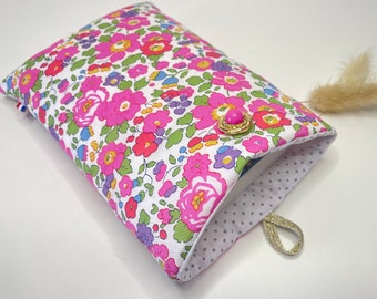 Pochette livre tissu molletonnée fermeture par un bouton, housse protection livre format poche. Tissu Liberty Betsy