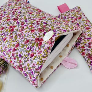 Custodia per libri in tessuto pile con chiusura a bottone, copertina protettiva per libri. Piccoli fiori rosa in cotone