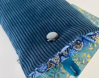 Pochette livre tissu molletonnée fermeture par un bouton, housse protection livre format poche. Velours côtelé bleu