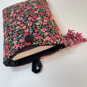 Custodia per libri in tessuto pile con chiusura a bottone, copertina protettiva per libri. Piccoli fiori