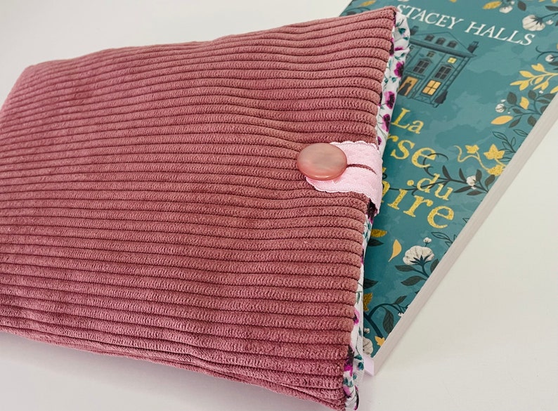 Büchertasche aus Fleecestoff mit Knopfverschluss, Buchschutzhülle im Taschenformat. Altrosa Cord Bild 5