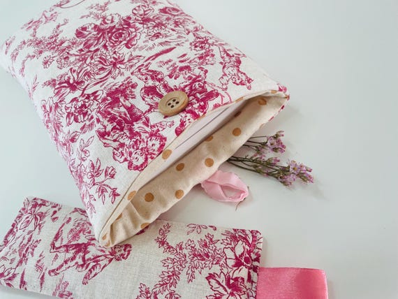 Pochette livre tissu molletonnée fermeture par un bouton, housse protection livre . Toile de Jouy