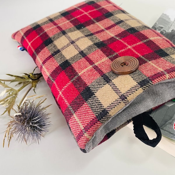 Pochette livre tissu molletonnée fermeture par un bouton, housse protection . Tartan écossais