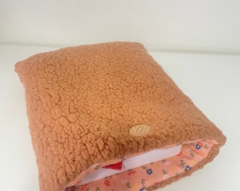 Pochette livre tissu molletonnée fermeture par un bouton, housse protection livre format poche. Moumoute sherpa cassonade, caramel