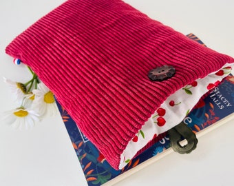 Pochette livre tissu molletonnée fermeture par un bouton, housse protection livre format poche. Velours côtelé rouge cerise