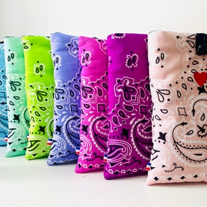 Pochette livre tissu molletonnée fermeture par un bouton, housse protection livre format poche et broché. Spécial BANDANAS