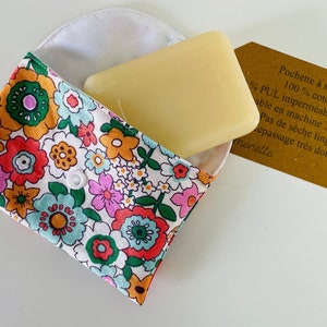 Beutel mit Blumenseife oder Shampoo