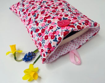 Pochette livre tissu molletonnée fermeture par un bouton, housse protection livre .  Fraises et fleurs