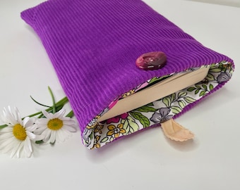 Pochette livre tissu molletonnée fermeture par un bouton, housse protection livre format poche. Velours côtelé violet