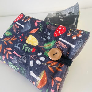 Pochette livre tissu molletonnée fermeture par un bouton, housse protection livre . Champignons d’automne