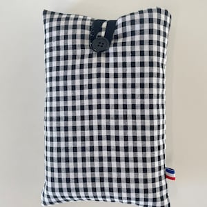 Pochette livre tissu molletonnée fermeture par un bouton, housse protection livre format poche.