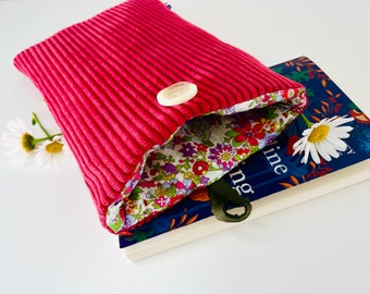 Pochette livre tissu molletonnée fermeture par un bouton, housse protection livre format poche. Velours côtelé framboise