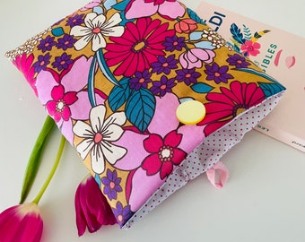 Pochette livre tissu molletonnée fermeture par un bouton, housse protection livre .  Fleurs d’été