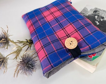 Pochette livre tissu molletonnée fermeture par un bouton, housse protection livre. Style tartan violet, rose.