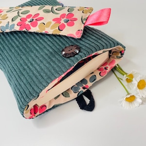Pochette livre tissu molletonnée fermeture par un bouton, housse protection livre format poche. Velours côtelé vert et tissu fleurs